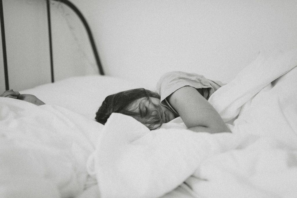 Pourquoi je me réveille toujours à la même heure ? Réveils nocturnes. Troubles du sommeil. Insomnie. Signification heures de réveil. Impossible de dormir